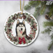Alaskan Malamute Dog Red Bow Pinecone Wreath Keramisch Ornament