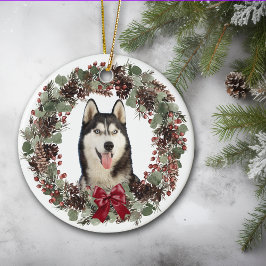 Alaskan Malamute Dog Red Bow Pinecone Wreath Keramisch Ornament