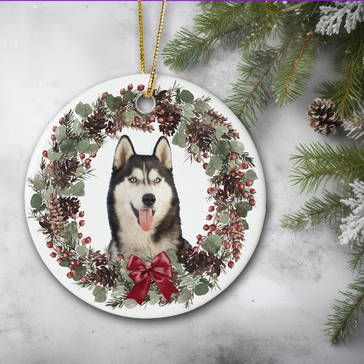 Alaskan Malamute Dog Red Bow Pinecone Wreath Keramisch Ornament