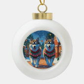 Alaskan Malamute Dogs Christmas Snow Holiday  Keramische Bal Ornament (Voorkant)