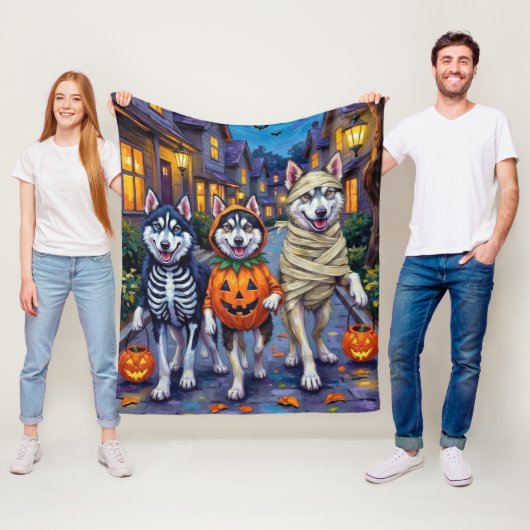 Alaskan Malamute Dogs Trick-or-Treating Halloween Fleece Deken (In situ)