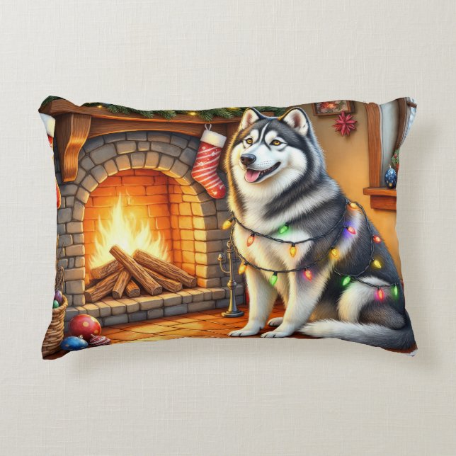 Alaskan Malamute Fireplace with Christmas Lights Accent Kussen (Voorkant)