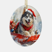 Alaskan Malamute in Sledge Laat het Sneeuw Kerstmi Keramisch Ornament (Rechts)