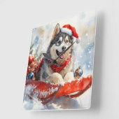 Alaskan Malamute in Sledge Laat het Sneeuw Kerstmi Vierkante Klok (Hoek)