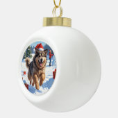 Alaskan Malamute Kerst Feestelijke Sneeuwscène Keramische Bal Ornament (Rechts)