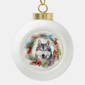 Alaskan Malamute Kerstkrans feestelijke pup Keramische Bal Ornament (Voorkant)