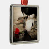 Alaskan Malamute met Red Rose Metalen Ornament (Rechts)