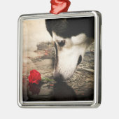 Alaskan Malamute met Red Rose Metalen Ornament (Links)