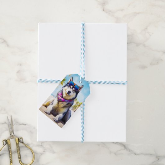 Alaskan Malamute op Beach, zomercadeau Cadeaulabel (Met Touw)