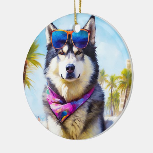 Alaskan Malamute op Beach, zomercadeau Keramisch Ornament (Links)