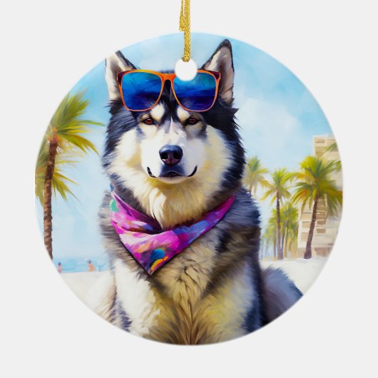 Alaskan Malamute op Beach, zomercadeau Keramisch Ornament (Achterkant)