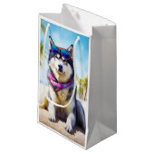Alaskan Malamute op Beach, zomercadeau Klein Cadeauzakje (Voorkant Gekanteld)