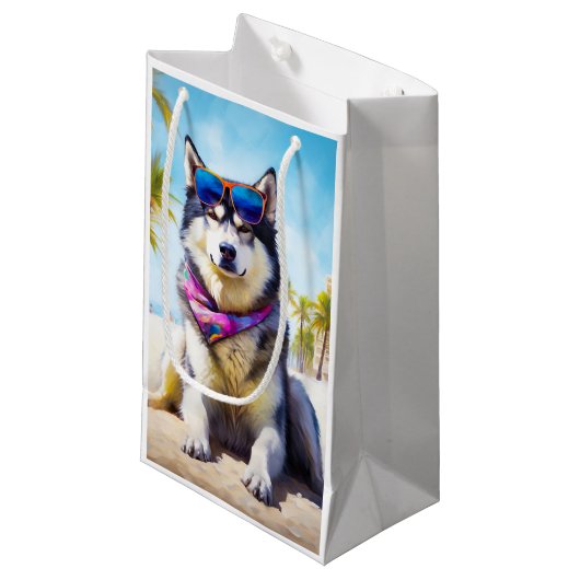Alaskan Malamute op Beach, zomercadeau Klein Cadeauzakje (Voorkant Gekanteld)