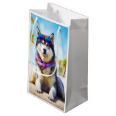 Alaskan Malamute op Beach, zomercadeau Klein Cadeauzakje (Achterkant Gekanteld)