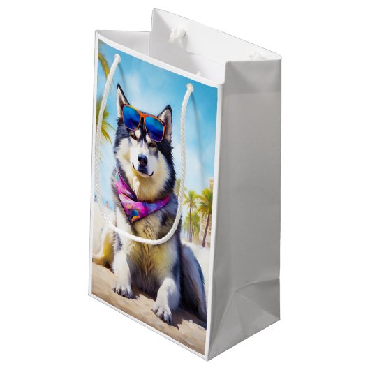 Alaskan Malamute op Beach, zomercadeau Klein Cadeauzakje (Achterkant Gekanteld)