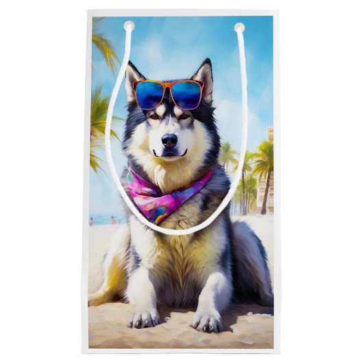 Alaskan Malamute op Beach, zomercadeau Klein Cadeauzakje (Voorkant)