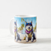 Alaskan Malamute op Beach, zomercadeau Koffiemok (Voorkant links)