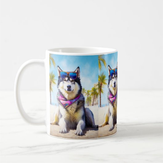 Alaskan Malamute op Beach, zomercadeau Koffiemok (Links)