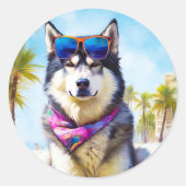 Alaskan Malamute op Beach, zomercadeau Ronde Sticker (Voorkant)