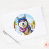 Alaskan Malamute op Beach, zomercadeau Ronde Sticker (Envelop)
