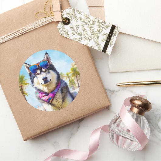 Alaskan Malamute op Beach, zomercadeau Ronde Sticker (Geschenken)