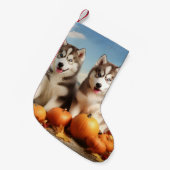 Alaskan Malamute Puppy Herfst Delight Pompoen Kleine Kerstsok (Voorkant (Hangend))