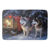Alaskan Malamute Snowy Sleigh Ride Kerstmis Badmat (Voorkant)