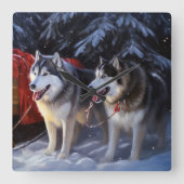 Alaskan Malamute Snowy Sleigh Ride Kerstmis Vierkante Klok (Voorkant)