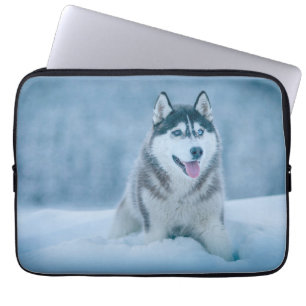 Alaskan Malamute wandelen op sneeuwveld Laptop Sleeve