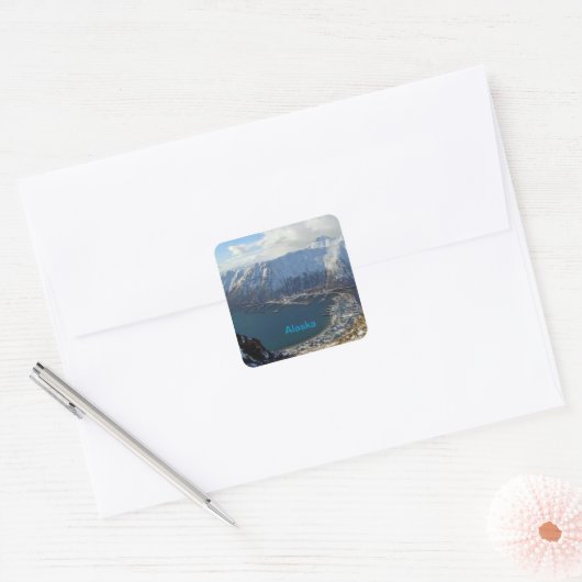 Alaskan Mountain Range en City onder Vierkante Sticker (Envelop)