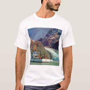 Alaskan Mountain-Uitzicht met Boat T-shirt