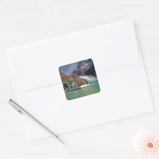 Alaskan Mountain-Uitzicht met Boat Vierkante Sticker (Envelop)