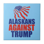 Alaskan tegen Trump Tegeltje<br><div class="desc">De anti-Trump inwoners van de staat Alaska verenigen zich met dit Amerikaanse vlagontwerp. Steun voor Hillary Clinton bij de presidentsverkiezingen van 2016.</div>
