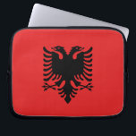 Albanese laptophoes laptop sleeve<br><div class="desc">Bescherm uw laptop met een vleugje Albanese trots met onze exclusieve laptophoes met de vlag van Albanië! Deze laptophoes is vervaardigd met zorgvuldige aandacht voor detail en is meer dan alleen een beschermhoes; het is een viering van het Albanese erfgoed en culturele trots. Het ontwerp toont de iconische zwarte dubbelkoppige...</div>