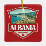 Albanië Illustratie Retro Badge Keramisch Ornament<br><div class="desc">Albanië vector kunstwerk ontwerp. Albanië,  op het Balkanschiereiland van Zuidoost-Europa,  is een klein land met Adriatische en Ionische kusten en een binnenland dat wordt doorkruist door de Albanese Alpen.</div>