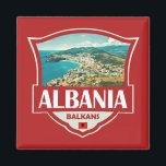 Albanië Illustratie Retro Badge Magneet<br><div class="desc">Albanië vector kunstwerk ontwerp. Albanië,  op het Balkanschiereiland van Zuidoost-Europa,  is een klein land met Adriatische en Ionische kusten en een binnenland dat wordt doorkruist door de Albanese Alpen.</div>