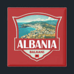 Albanië Illustratie Retro Badge Magneet<br><div class="desc">Albanië vector kunstwerk ontwerp. Albanië,  op het Balkanschiereiland van Zuidoost-Europa,  is een klein land met Adriatische en Ionische kusten en een binnenland dat wordt doorkruist door de Albanese Alpen.</div>