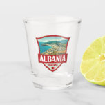 Albanië Illustratie Retro Badge Shot Glas<br><div class="desc">Albanië vector kunstwerk ontwerp. Albanië,  op het Balkanschiereiland van Zuidoost-Europa,  is een klein land met Adriatische en Ionische kusten en een binnenland dat wordt doorkruist door de Albanese Alpen.</div>
