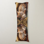 "Albedo Base-XL Body Kussen " Kleine Katten slapen (Voorkant Verticaal)