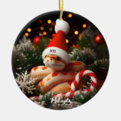 Albino maïs slang in een kerstmuts keramisch ornament (Voorkant)