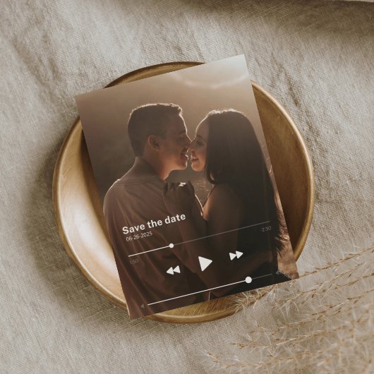 Albumcover slaat de datum op aankondigingskaart