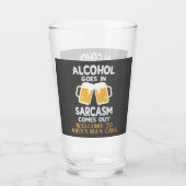 Alcohol gaat in witte gele grappige tekst glas (Achterkant)