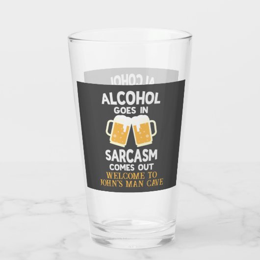 Alcohol gaat in witte gele grappige tekst glas (Achterkant)