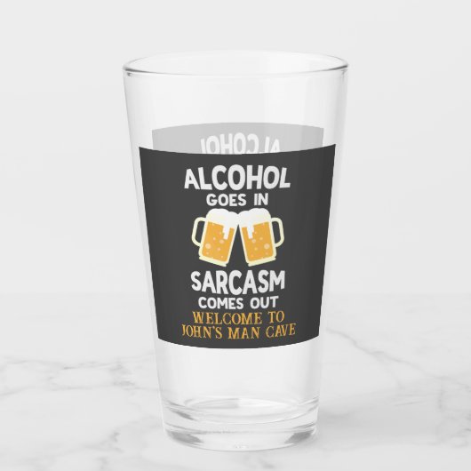 Alcohol gaat in witte gele grappige tekst glas (Voorkant)