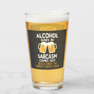 Alcohol Goes in Sarcasm komt uit grappige Drink va Glas