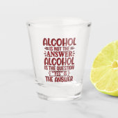 Alcohol is niet het antwoord, alcohol is de vraag shot glas (Voorkant)