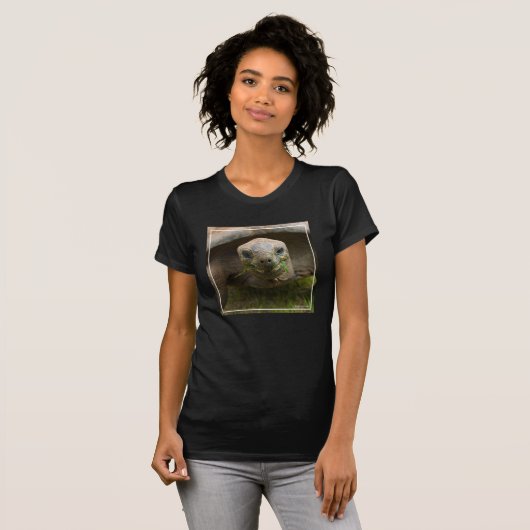 Aldabra Tortoise Feeding T-shirt (Voorkant volledig)