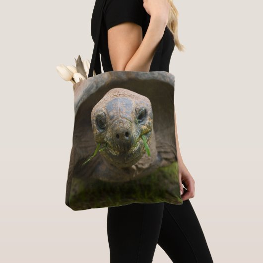 Aldabra Tortoise Feeding Tote Bag (Dichtbij)