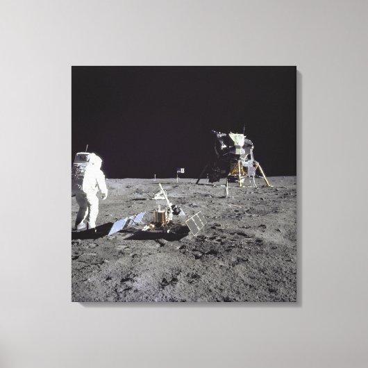 Aldrin kijkt terug op Tranquility Base Canvas Afdruk (Voorkant)