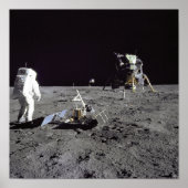 Aldrin kijkt terug op Tranquility Base Poster (Voorkant)